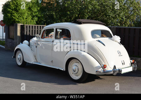 Auto nozze in un villaggio in Slovenia Foto Stock