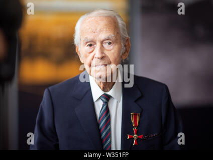 Potsdam, Germania. 12 Luglio, 2019. Il 98-anno-vecchio superstite dell' Olocausto Leon "Henry' Schwarzbaum prende parte ad un ricevimento della Pro Brandenburg e.V. in occasione del premio federale di Croce di Merito. Su 16.07.2019 Schwarzbaum riceverà la sua maturità dopo 80 anni. Credito: Monika Skolimowska/dpa-Zentralbild/dpa/Alamy Live News Foto Stock