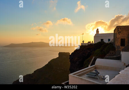 Ristorante con vista sulla caldera di Fira vicino a Oia - Santorini , Grecia al 02.Giugno 2019. © Peter Schatz / Alamy Stock Foto Foto Stock