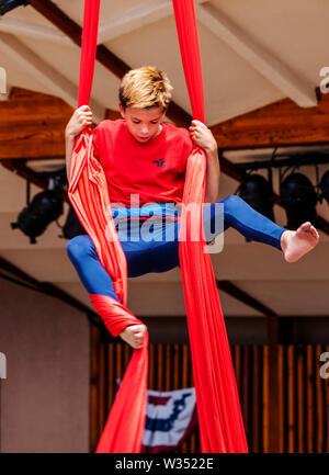 Giovane ragazzo in esecuzione sull'antenna circus sete; Quarta di luglio prestazioni; Salida; Colorado; USA Foto Stock