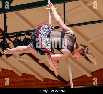 Giovane donna eseguendo sulla fune di circo; Quarta di luglio evento; Salida Circus; Salida; Colorado; USA Foto Stock