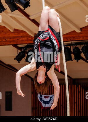 Giovane donna eseguendo sulla fune di circo; Quarta di luglio evento; Salida Circus; Salida; Colorado; USA Foto Stock