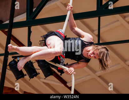 Giovane donna eseguendo sulla fune di circo; Quarta di luglio evento; Salida Circus; Salida; Colorado; USA Foto Stock