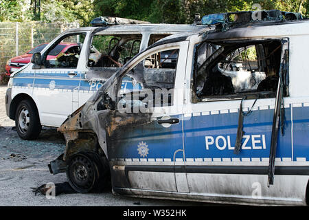 Attacco incendiario contro i veicoli della polizia in Magdeburg Foto Stock