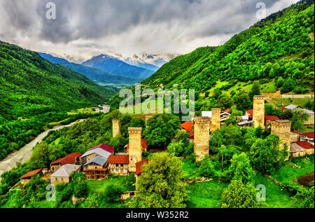 Città Mestia in Alta Svaneti, Georgia Foto Stock