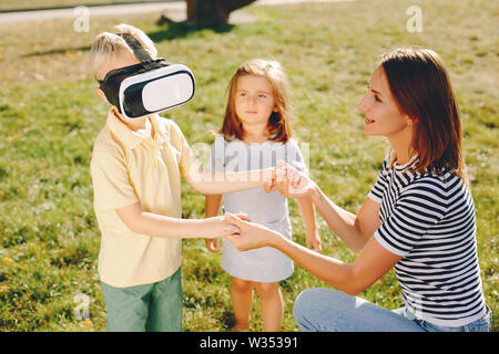 Madre e figlio giocando in un parco estivo Foto Stock