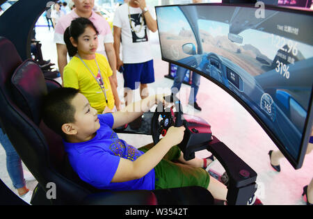 (190712) -- CHANGCHUN, luglio 12, 2019 (Xinhua) -- Un bambino gioca una simulazione di guida della macchina durante il XVI Cina Changchun International Automobile Expo di Changchun, capitale del nord-est della Cina di provincia di Jilin, luglio 12, 2019. L'expo, con oltre 1.300 vetture esposte, comincia qui il venerdì. (Xinhua/Lin Hong) Foto Stock