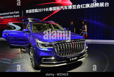 (190712) -- CHANGCHUN, luglio 12, 2019 (Xinhua) -- Un Hongqi HS7 veicolo della Cina FAW gruppo viene visualizzato in corrispondenza del XVI Cina Changchun International Automobile Expo di Changchun, capitale del nord-est della Cina di provincia di Jilin, luglio 12, 2019. L'expo, con oltre 1.300 vetture esposte, comincia qui il venerdì. (Xinhua/Lin Hong) Foto Stock