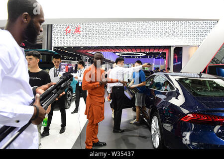 (190712) -- CHANGCHUN, luglio 12, 2019 (Xinhua) -- i giornalisti stranieri lavorare al XVI Cina Changchun International Automobile Expo di Changchun, capitale del nord-est della Cina di provincia di Jilin, luglio 12, 2019. L'expo, con oltre 1.300 vetture esposte, comincia qui il venerdì. (Xinhua/Lin Hong) Foto Stock