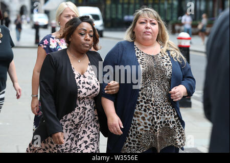 Svetlana Pomeroy, vedova di Lee Pomeroy (a destra) e il suo amico Esmanda Monen al di fuori del Vecchio Bailey a Londra dopo Darren Pencille è stato giudicato colpevole di aver ucciso il marito Lee Pomeroy a bordo di una Londra-treno legato vicino a Guildford nel Surrey il 4 gennaio. Foto Stock