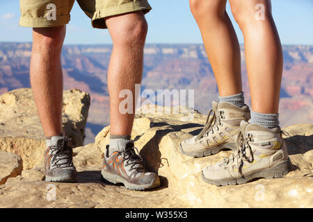 Scarpe da escursionismo su escursionisti nel Grand Canyon. L uomo e la donna escursionista scarponi da escursione in primo piano con vista mozzafiato del Grand Canyon in background. Il piede maschile e quello femminile. Foto Stock