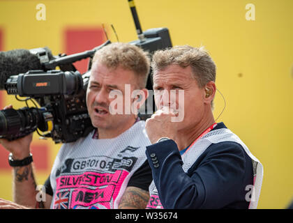 TOWCESTER, Regno Unito. 12 lug 2019. David Coulthard Marshall, MBE (sinistra) - British ex Formula Uno racing driver durante la Formula 1 Rolex British Grand Prix 2019 sul circuito di Silverstone il Venerdì, 12 luglio 2019 a Towcester, Inghilterra. Credito: Taka G Wu/Alamy Live News Foto Stock