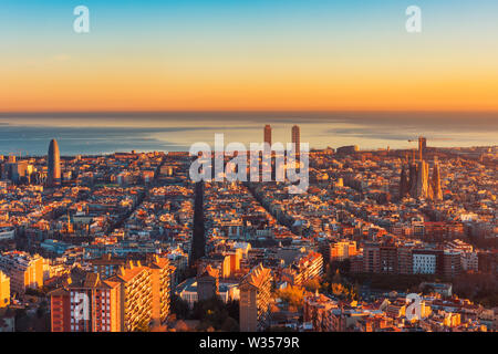 Angolo alto vista panoramica su Barcellona Spagna e Mare Mediterraneo intorno al tramonto Foto Stock