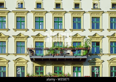 Facciata di un verde ristrutturato appartamento di vecchia costruzione di visto a Berlino, Germania Foto Stock