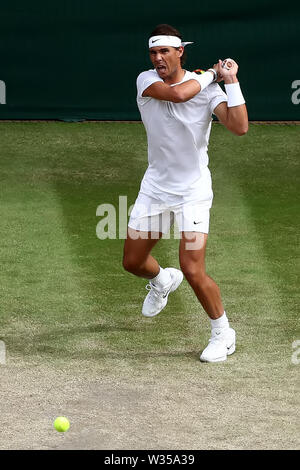 Londra, Regno Unito. 12 Luglio, 2019. Il torneo di Wimbledon, Regno Unito. 12 luglio 2019, 12 luglio 2019, All England Lawn Tennis e Croquet Club, Wimbledon, Inghilterra, il Torneo di tennis di Wimbledon, mens semi-finale, giorno 11; Rafael Nadal (ESP) con un diretti a Roger Federer (SUI) Credit: Azione Plus immagini di sport/Alamy Live News Foto Stock