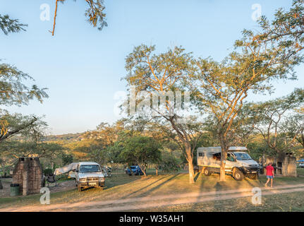 NELSPRUIT, SUD AFRICA - 2 Maggio 2019: un camper, caravan e dei veicoli al Lakeview Lodge e Caravan Park di Nelspruit nel Mpumalanga Provinc Foto Stock