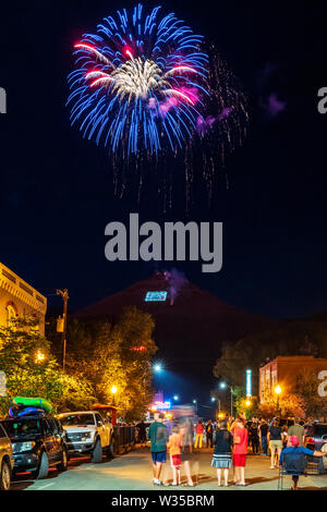 La gente guarda il quarto di luglio fuochi d'artificio del 'S' Mountain visto dalla strada principale di salida, Colorado, STATI UNITI D'AMERICA Foto Stock