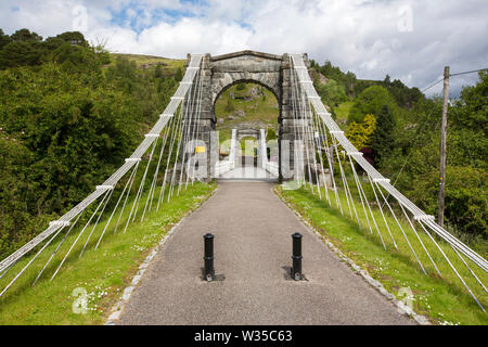 Una sospensione ponte sopra il fiume Oich al ponte di Oich, vicino a Fort Augustus, Scotland, Regno Unito. Foto Stock