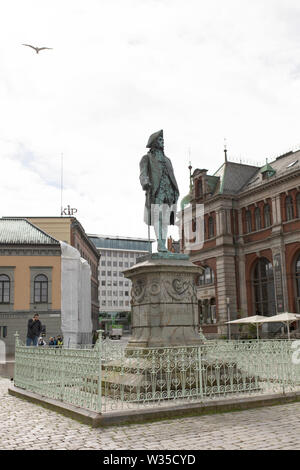 La statua di Ludvig Holberg in una piazza a Torget a Bergen, Norvegia. Foto Stock