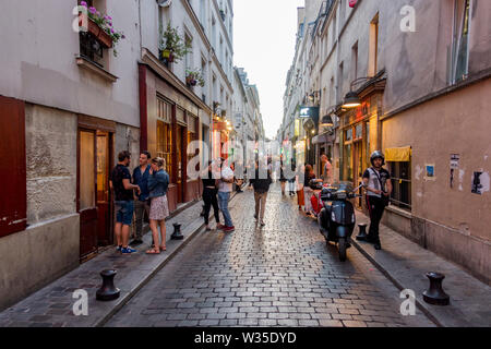 Rue de Lappe, street a sera, occupato notte loco, Bastille, Paris, Francia. Foto Stock