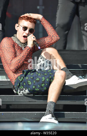 Glasgow, Regno Unito. Il 12 luglio 2019. Anni e anni di eseguire live at TRNSMT Music Festival nel caldo sole estivo che Glasgow è la cottura a. Nella foto: Olly Alexander. Credito: Colin Fisher/Alamy Live News Foto Stock