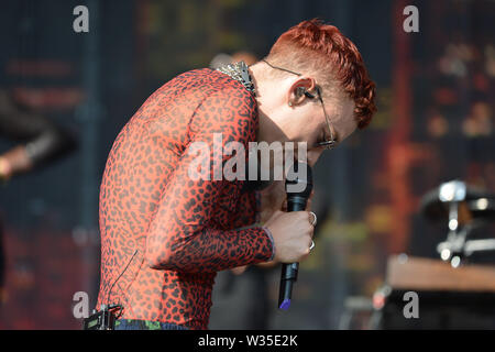 Glasgow, Regno Unito. Il 12 luglio 2019. Anni e anni di eseguire live at TRNSMT Music Festival nel caldo sole estivo che Glasgow è la cottura a. Nella foto: Olly Alexander. Credito: Colin Fisher/Alamy Live News Foto Stock