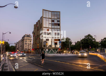 Moderno appartamento immobili in una zona residenziale nei pressi di Place de la Bastille, nella luce della sera, Parigi Francia. Foto Stock