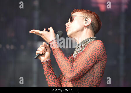 Glasgow, Regno Unito. Il 12 luglio 2019. Anni e anni di eseguire live at TRNSMT Music Festival nel caldo sole estivo che Glasgow è la cottura a. Nella foto: Olly Alexander. Credito: Colin Fisher/Alamy Live News Foto Stock