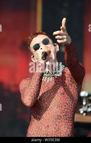 Glasgow, Regno Unito. Il 12 luglio 2019. Anni e anni di eseguire live at TRNSMT Music Festival nel caldo sole estivo che Glasgow è la cottura a. Nella foto: Olly Alexander. Credito: Colin Fisher/Alamy Live News Foto Stock