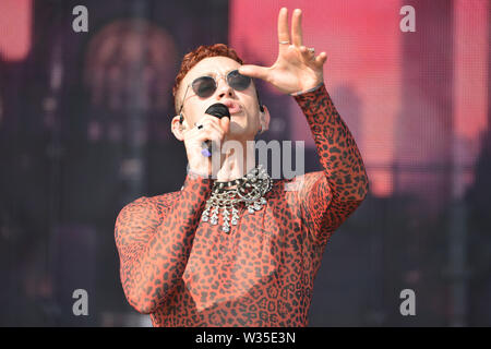 Glasgow, Regno Unito. Il 12 luglio 2019. Anni e anni di eseguire live at TRNSMT Music Festival nel caldo sole estivo che Glasgow è la cottura a. Nella foto: Olly Alexander. Credito: Colin Fisher/Alamy Live News Foto Stock