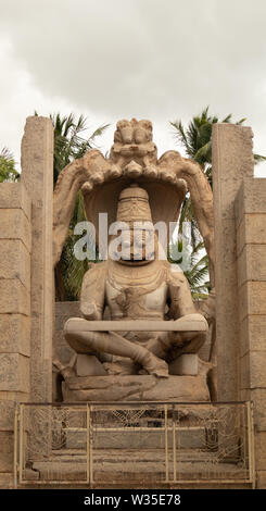 Ugra Narsimha o Lakshmi Narsimha tempio di Hampi. L'uomo-lion avatar del signore Vishnu - seduti in una posizione di yoga Foto Stock