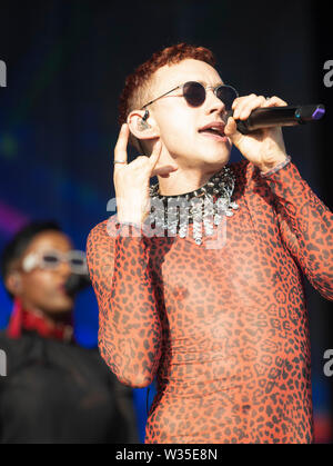 Cantante di anni e anni Olly Alexander compie durante il festival TRNSMT a Glasgow Green, Scozia. Foto Stock