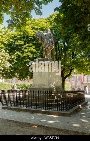 Statua di bronzo di Re Luigi de XIII, 13, sulla piazza più antica, Place de Vosges, Parigi, Francia. Foto Stock