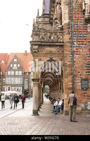 Un passaggio coperto ad arco nel vecchio municipio (Altes Rathaus) nel centro storico della città di Brema, Germania. Foto Stock