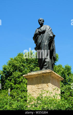 Statua di Lucius Annaeus Seneca, o Seneca il giovane, a Cordoba, Spagna; Roman filosofo e statista nato il 4 A.C. in che cosa ora è la Spagna. Foto Stock