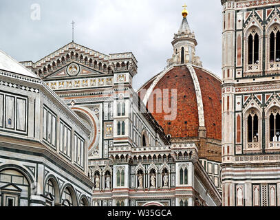 Piazza del Duomo con la cattedrale di Santa Maria del Fiore Foto Stock