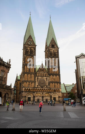 La cattedrale di San Pietro a Brema, in Germania, su una sera d'estate. Foto Stock