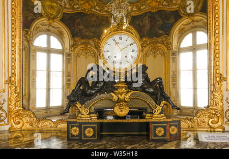 Antico orologio sul display in archivi nazionali edificio, ex Hotel de Soubise di Parigi, Francia. Foto Stock