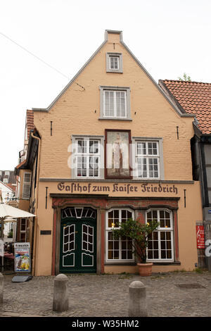 La parte esterna del Gasthof zum Kaiser Friedrich, nel quartiere Schnoor, uno dei ristoranti più antichi di Brema, Germania. Foto Stock