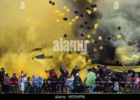 Hardheim, Germania. 12 Luglio, 2019. Calcio: Test match, FC Schweinberg - Borussia Dortmund. I fan del Borussia Dortmund luce Bengali incendi prima che il gioco e far volare i palloncini. Credito: Karl-Josef Hildenbrand/dpa/Alamy Live News Foto Stock