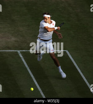 Londra, Regno Unito. 12 Luglio, 2019. Roger Federer (SUI) durante la sua partita contro Rafael Nadal (ESP) nella loro Gentleman's Singles Semi-Final corrispondono. Credito: Andrea, Patrono/ZUMA filo/Alamy Live News Foto Stock
