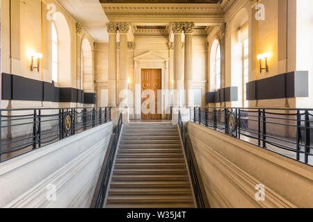 Interno con scala principale di archivi nazionali edificio, ex Hotel de Soubise di Parigi, Francia. Foto Stock