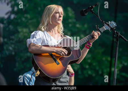 Londra, Regno Unito. 12 Luglio, 2019. Londra, Regno Unito. Venerdì 12 Luglio 2019. Londra, Regno Unito. Venerdì 12 Luglio 2019.Laura Marling esegue a Bob Dylan e Neil Young a Hyde Park Credit: Jason Richardson/Alamy Live News Foto Stock