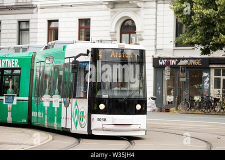 Il 4 tram a Arsten guidando attraverso il quarto (Viertel) di Brema, Germania. Foto Stock