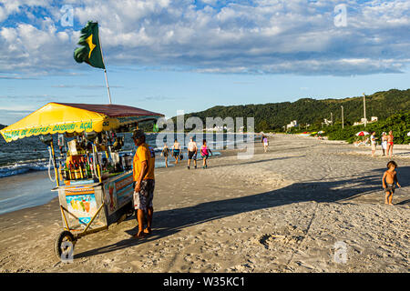 Fornitore di cocktail in spiaggia presso Cachoeira do Bom Jesus Beach. Florianopolis, Santa Catarina, Brasile. Foto Stock