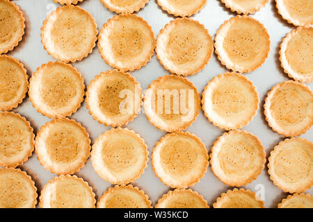 Round di biscotti frollini in righe. Sfondo di cibo. Foto Stock