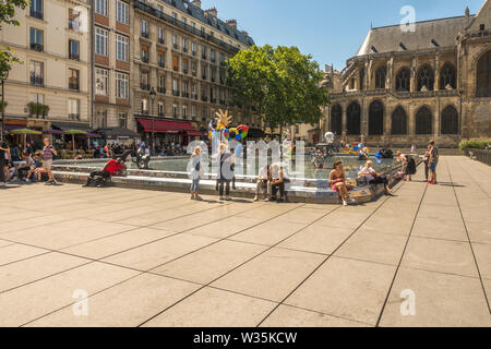 I turisti alla Fontana Stravinsky o Fontaine des automatizza accanto al Centre Georges Pompidou Museo,. Parigi, Francia. Foto Stock