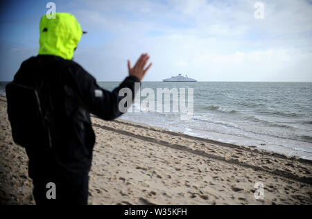 Sylt, Germania. 19 Feb, 2019. Un giovane uomo guarda sul mare e le onde di un traghetto. Sylt è la più grande del nord Isola Frisone in Germania. Credito: Britta Pedersen/dpa-Zentralbild/ZB/dpa/Alamy Live News Foto Stock