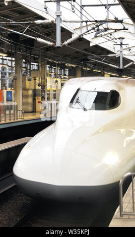 Shinkansen treno in arrivo nella stazione di Kyoto, Giappone Foto Stock