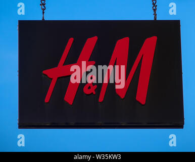 Il logo del famoso rivenditore di abiti H&M Foto Stock